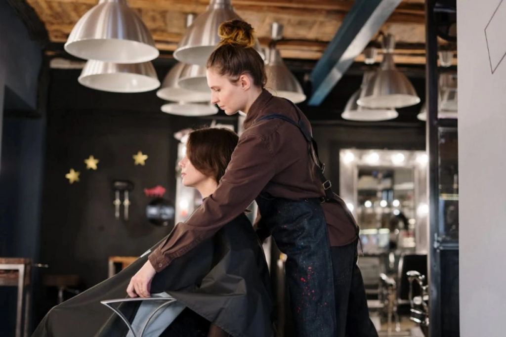 Услуги парикмахерских и бьюти-салонов в Казахстане взлетели в цене на 15%