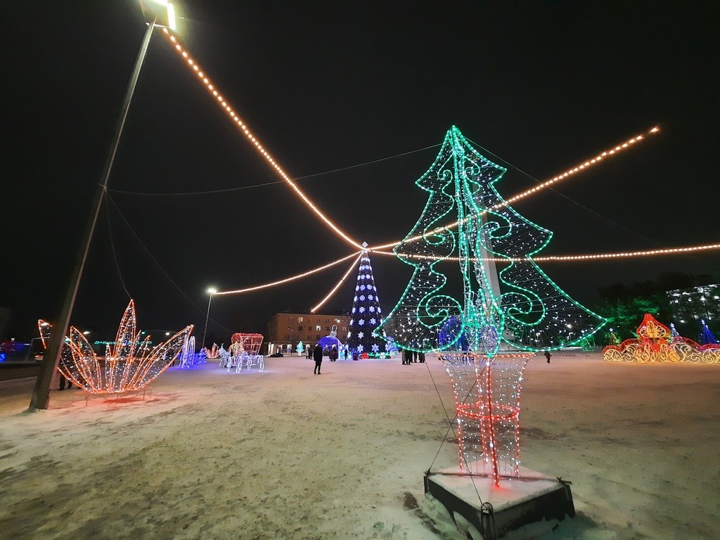 Светло, как днем: как нарядили к Новому году центр Караганды