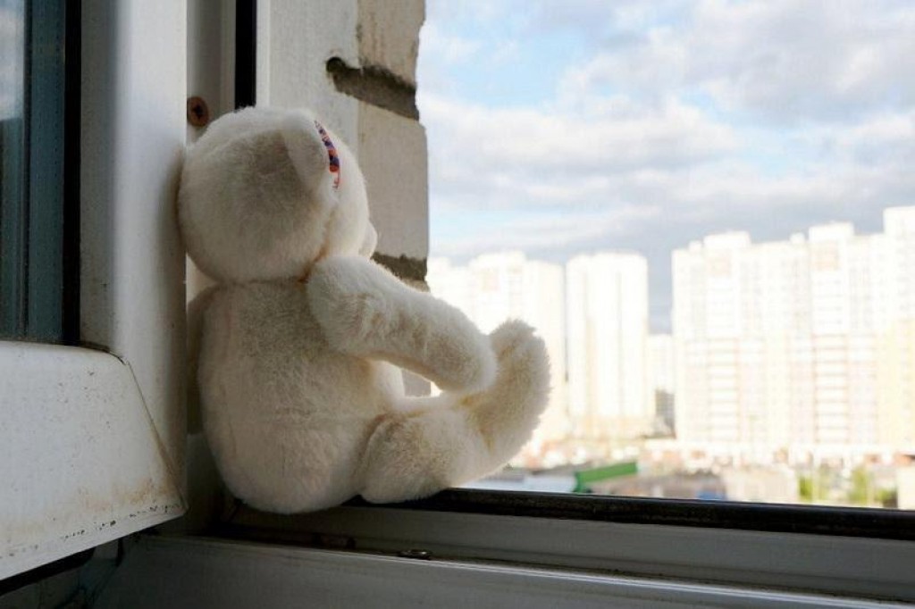 В Сарани падение ребёнка из окна закончилось гибелью