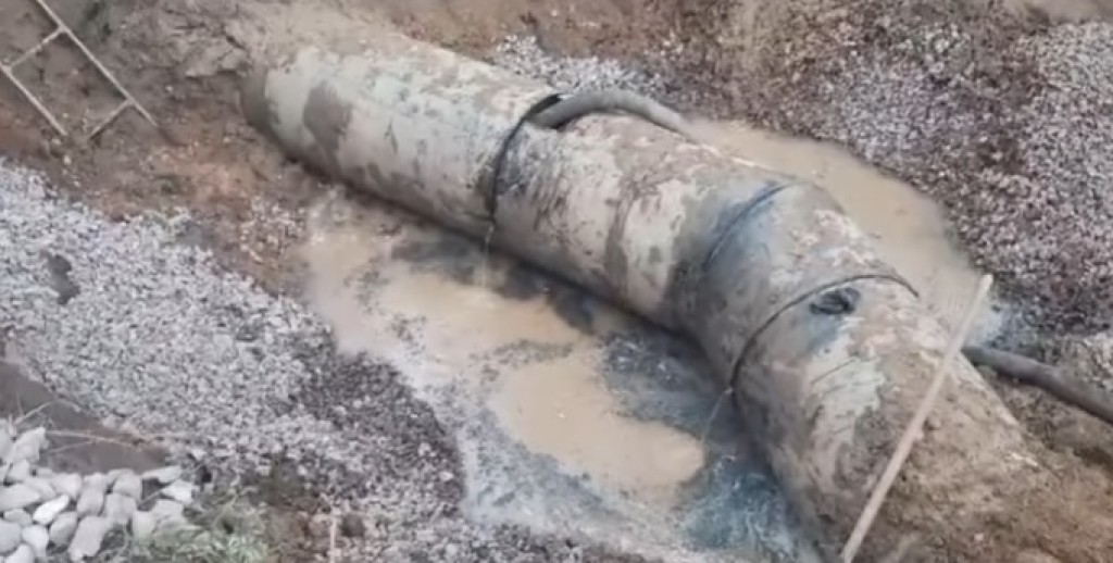 Крупную водопроводную аварию продолжают устранять в Караганде