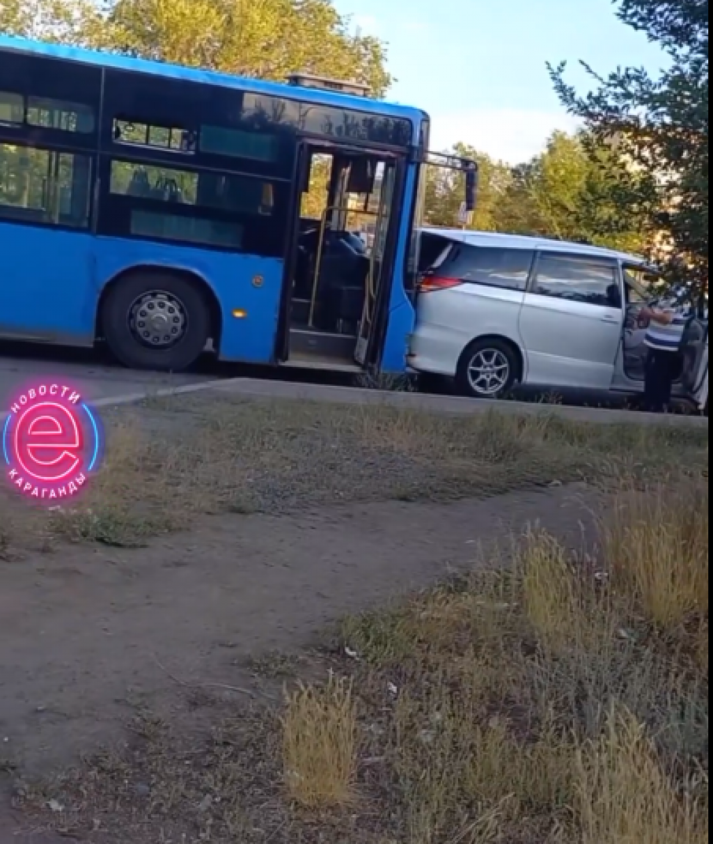 В Караганде водитель 145-го маршрута внезапно почувствовал себя плохо и столкнулся с легковыми автомобилями