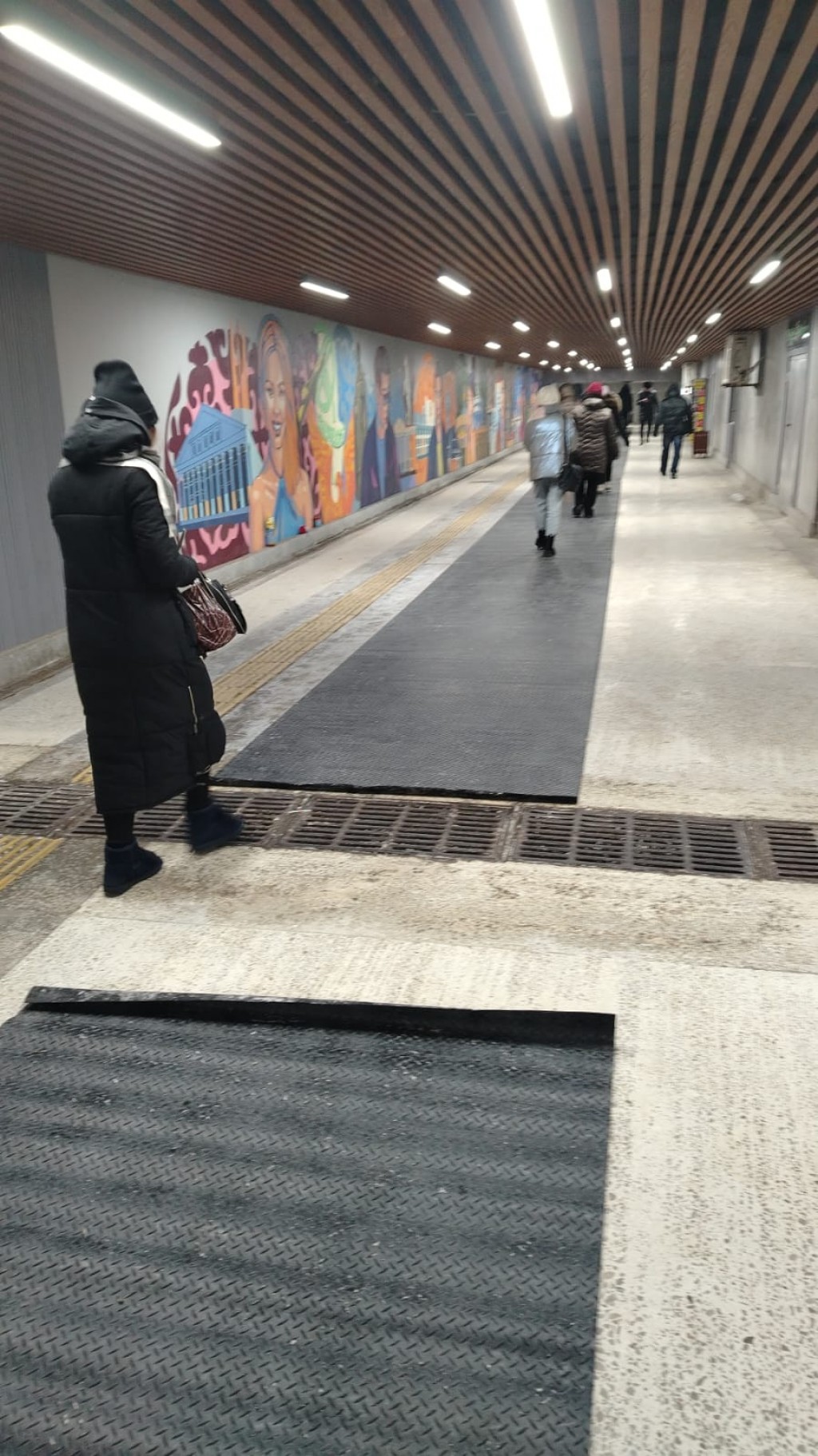 В подземных переходах Караганды постелили противоскользящее покрытие