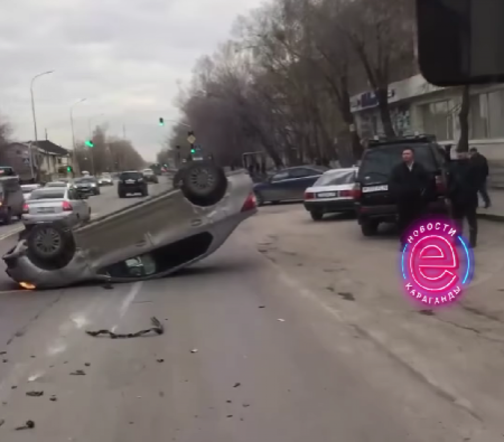 В Караганде во время ДТП перевернулся автомобиль. Водитель пострадал