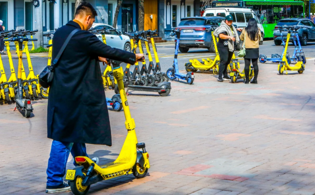 Какие новые правила введут для электросамокатчиков в Казахстане
