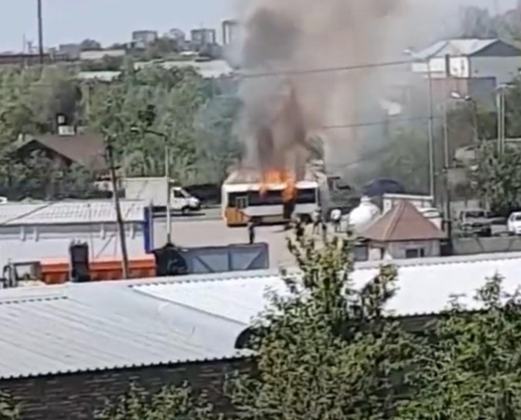 На улице Караганды сгорел микроавтобус