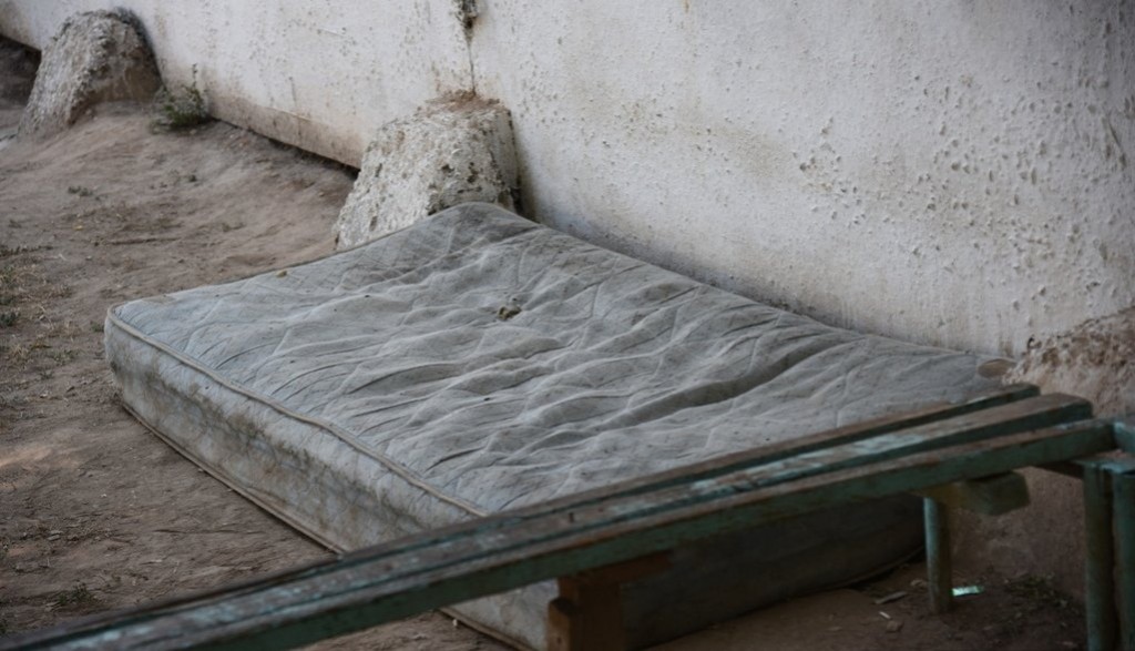 С тлеющего в подвале матраца спасли мужчину в Караганде