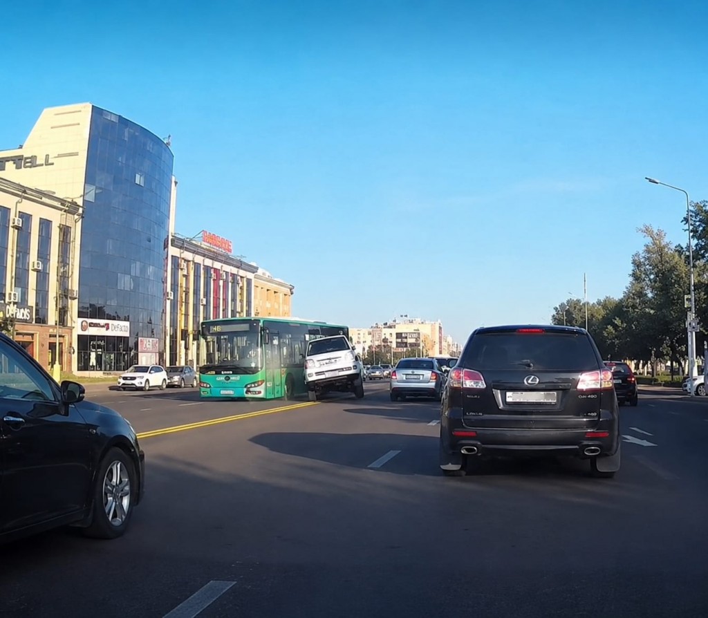 ДТП с автобусом произошло на проспекте Бухар жырау в Караганде