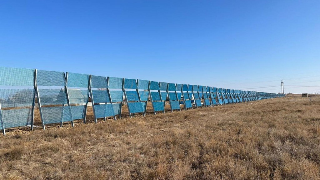 Қарағанды облысының трассаларында жаңа үлгідегі қар ұстайтын қоршаулар орнатылуда