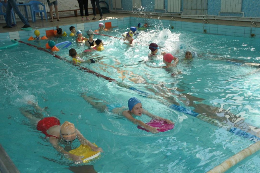 Всех казахстанских школьников хотят научить плавать