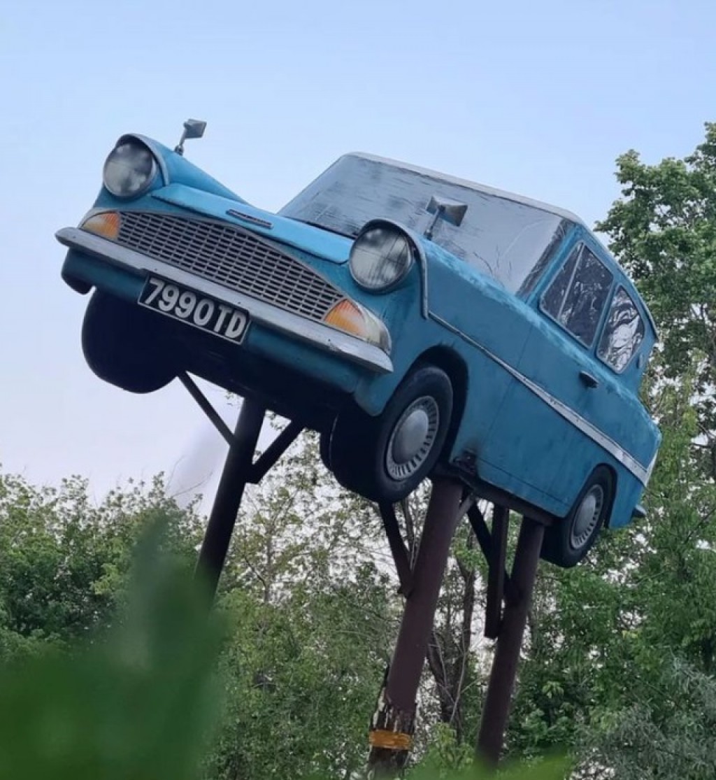 В Центральном парке Караганды появилась летающая машина и дементоры из Хогвартса