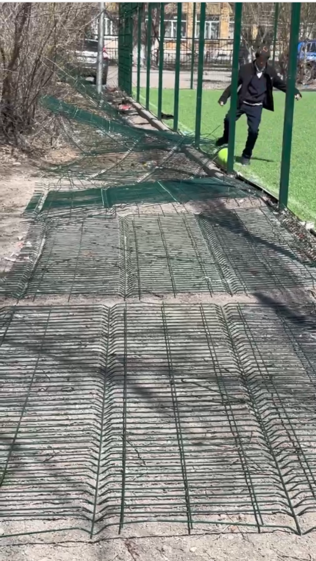 На стадионе в Темиртау на ребенка упали футбольные ворота