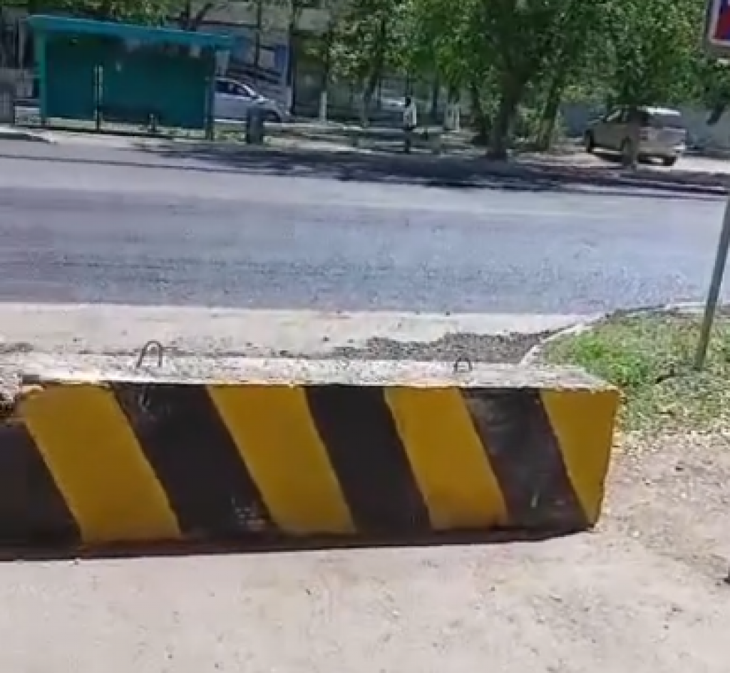 Ремонт дорог: коммунальщики не могут вывезти мусор из-за перекрытых дворов Караганды