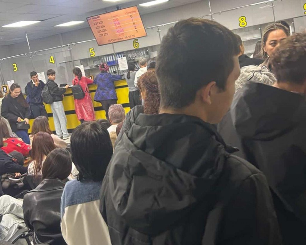 «Стоим по пять часов»: карагандинцы жалуются на очереди в центре ONAY!