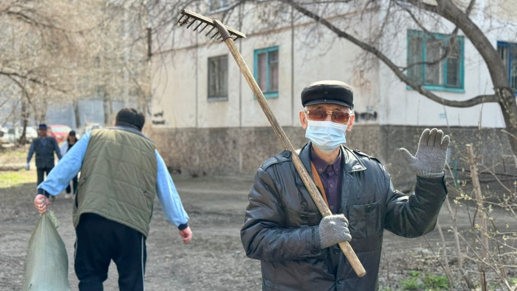 Полторы тысячи людей снова вышли на субботник в Темиртау