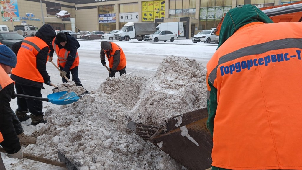 Теміртауда коммуналдық қызметтер ауа райының құбылмалы жағдайында жолдарды тазалайды