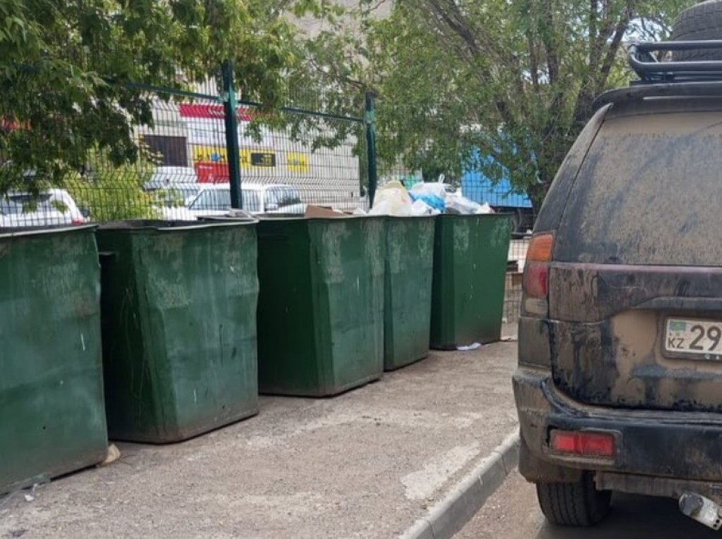 Карагандинцев просят не загораживать мусорные баки автотранспортом