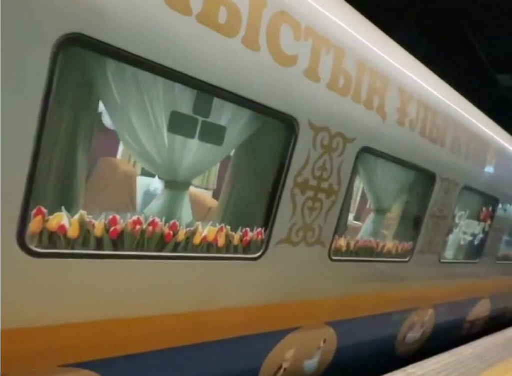 Поезда в этническом стиле запустили в Казахстане