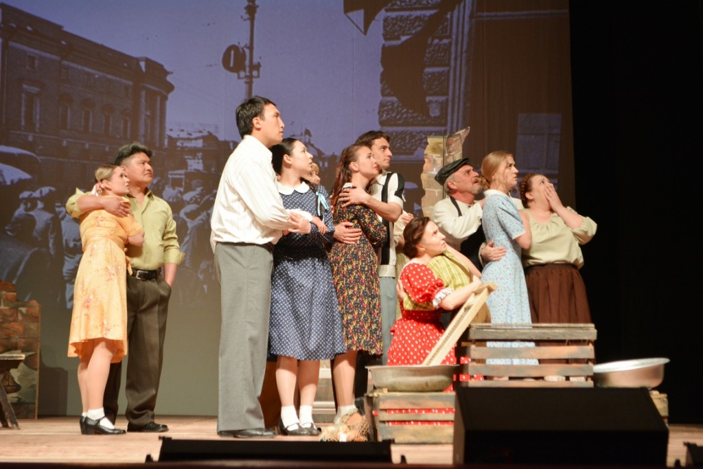 История одного двора: в Темиртау прошла премьера постановки о Великой Отечественной войне