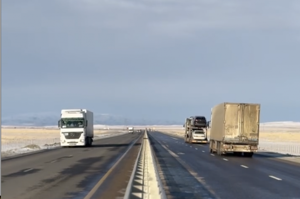 На трассе Караганда — Балхаш открыли для движения еще один участок дороги