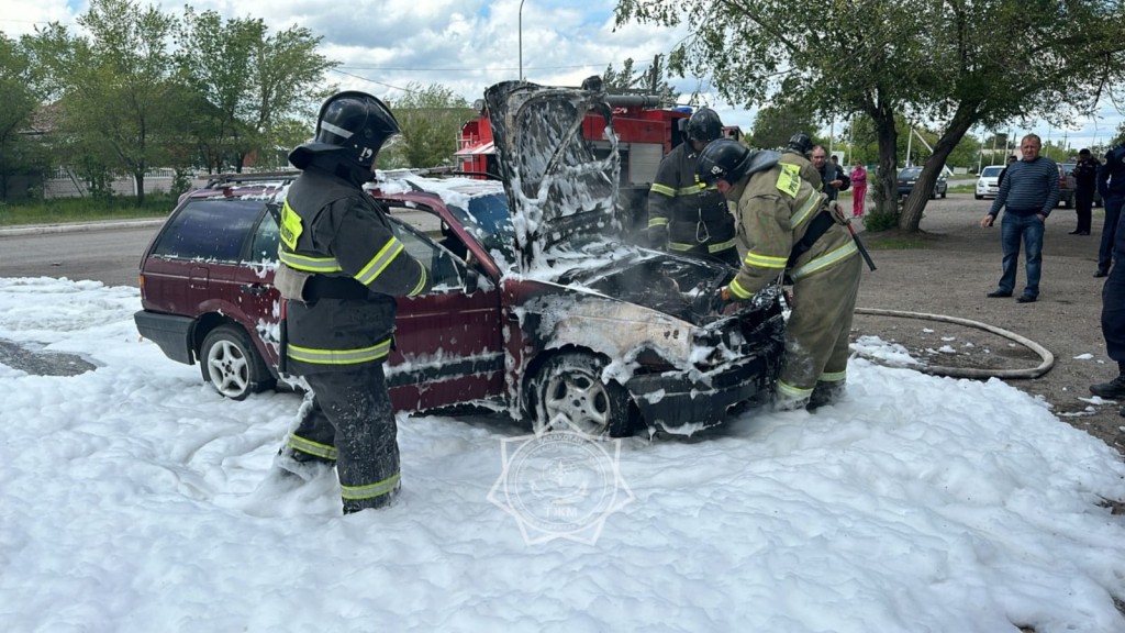 В поселке Ботакара горел легковой автомобиль
