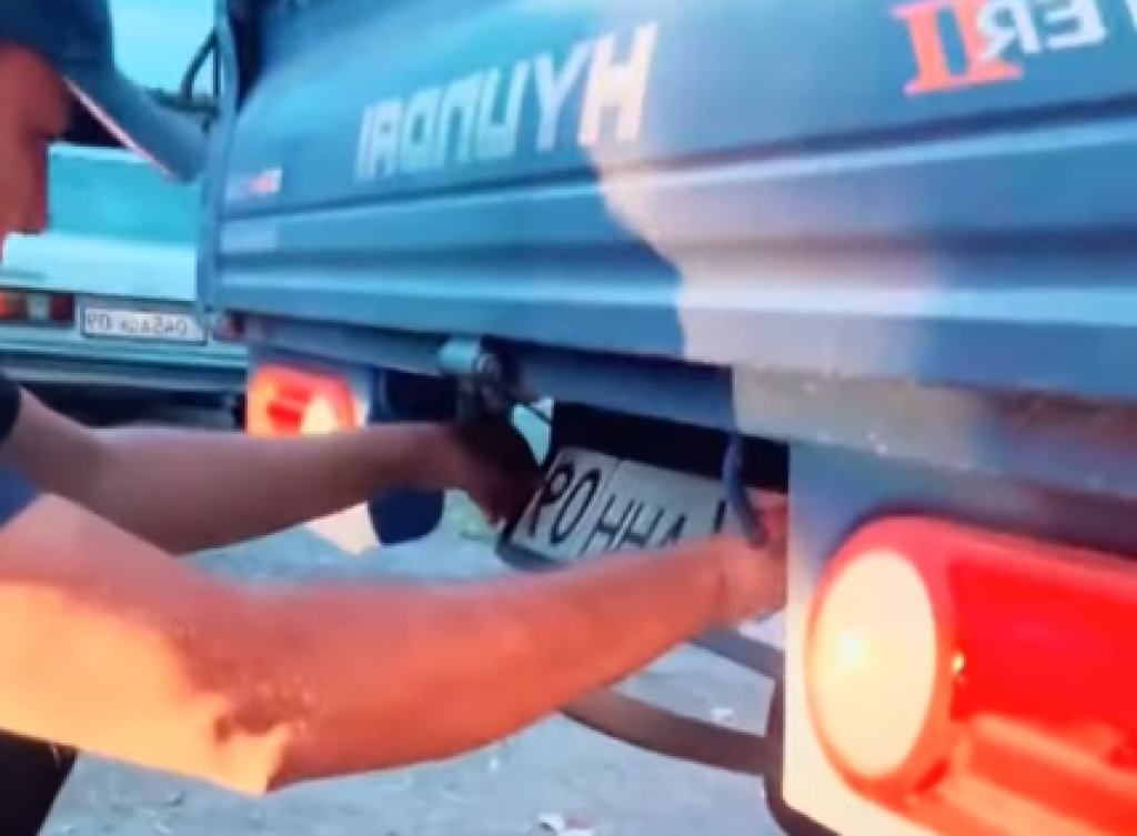 Почему в Темиртау полицейские сняли номера у автомобиля прямо на дороге?