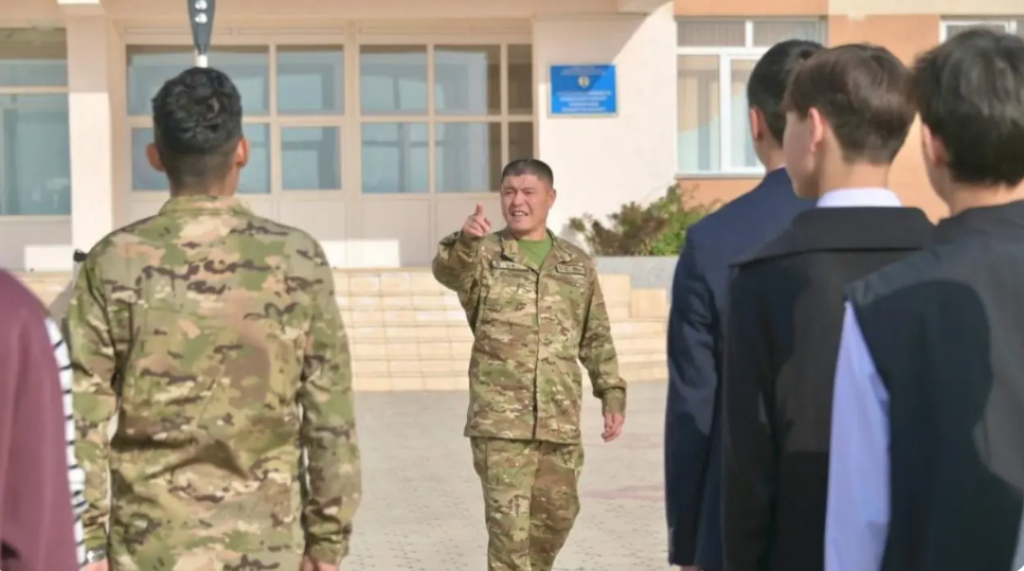 «Возвращаем настоящее содержание». Начальную военную подготовку школьников изменили в Казахстане