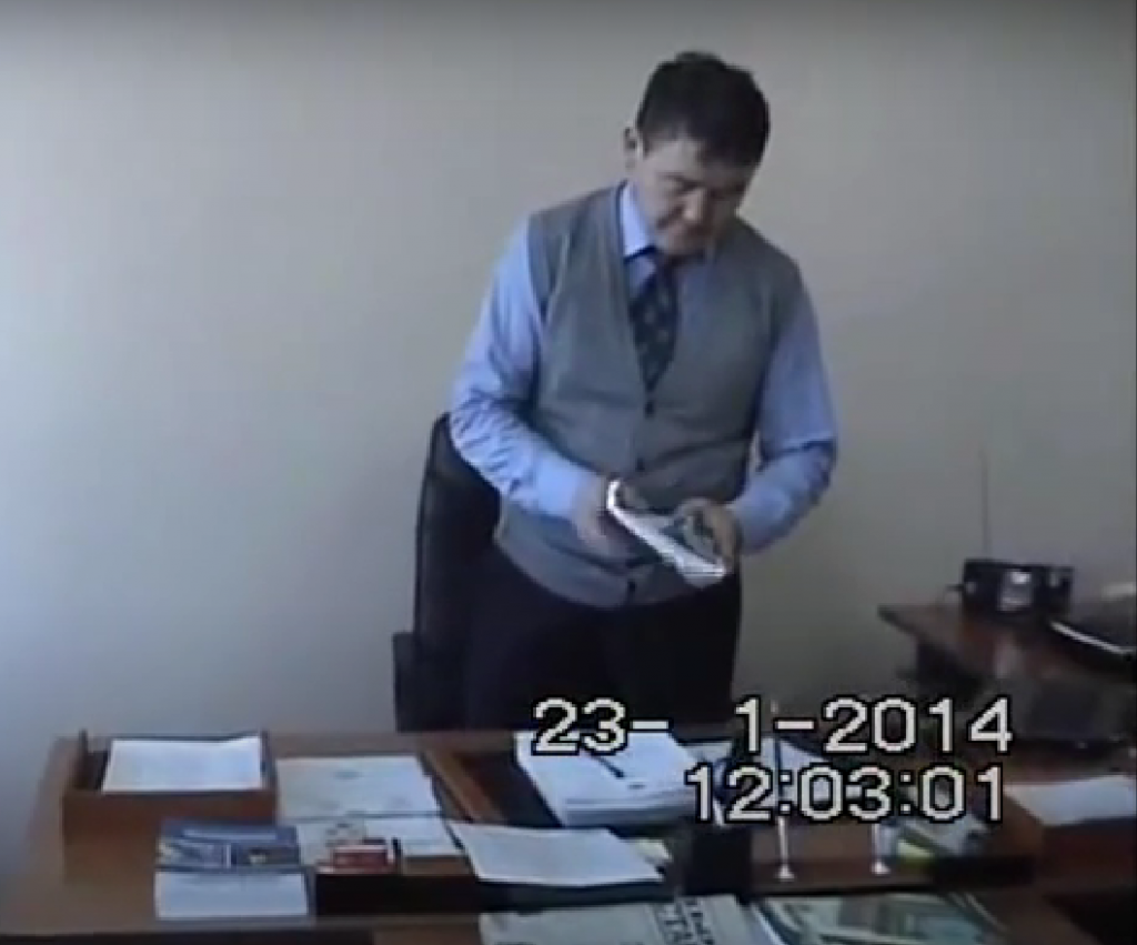 В Караганде осужденный за взятку чиновник добился оправдания и восстановления в руководящей должности