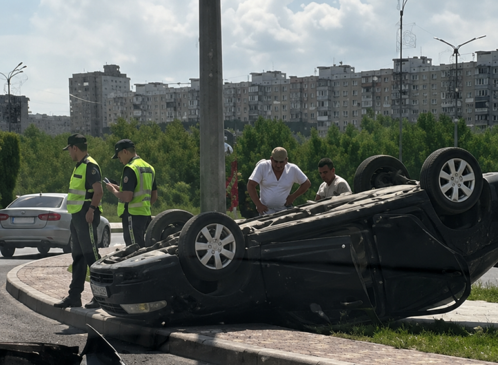 В Караганде в результате аварии перевернулась машина