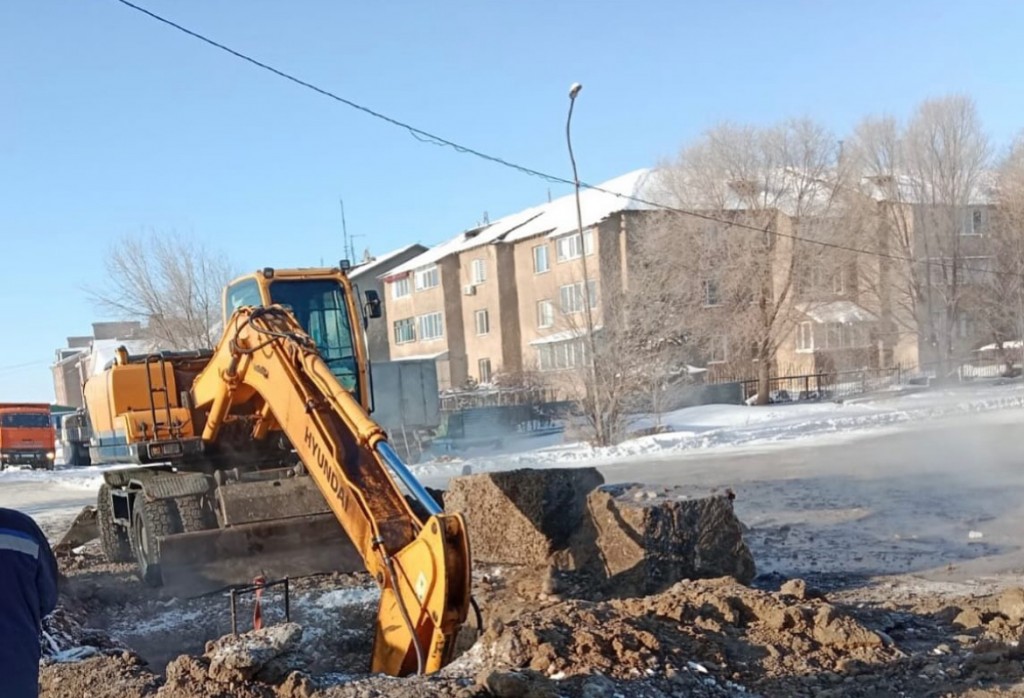 Вторые сутки устраняют водопроводную аварию в Караганде