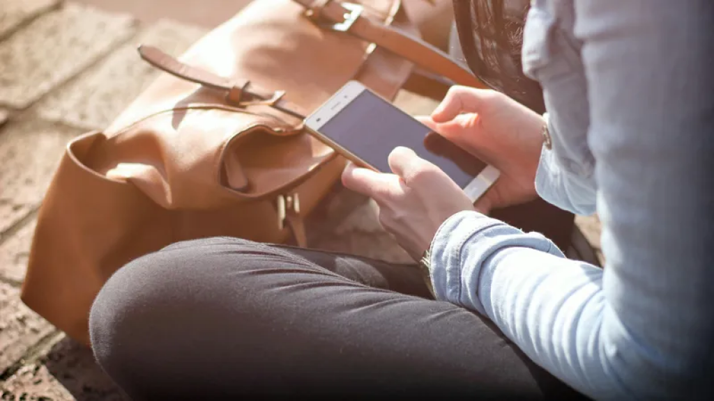 Казахстанцев предупредили о нацеленной на школьников и студентов схеме мошенничества