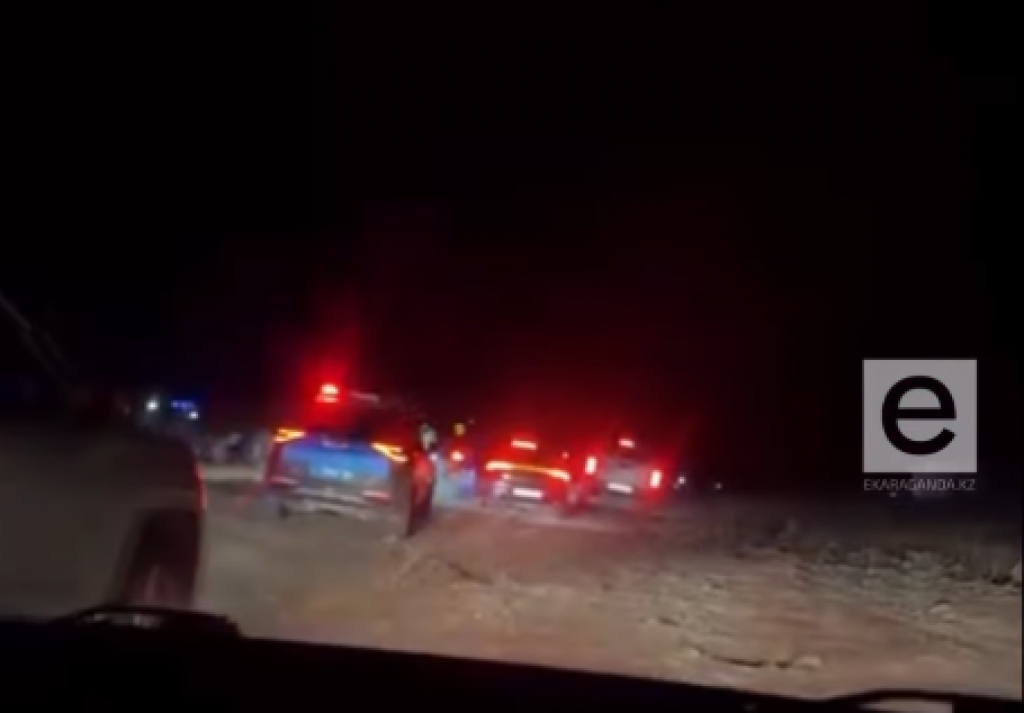 На трассе Алматы — Астана Mercedes столкнулся со спецтехникой: двое водителей госпитализированы