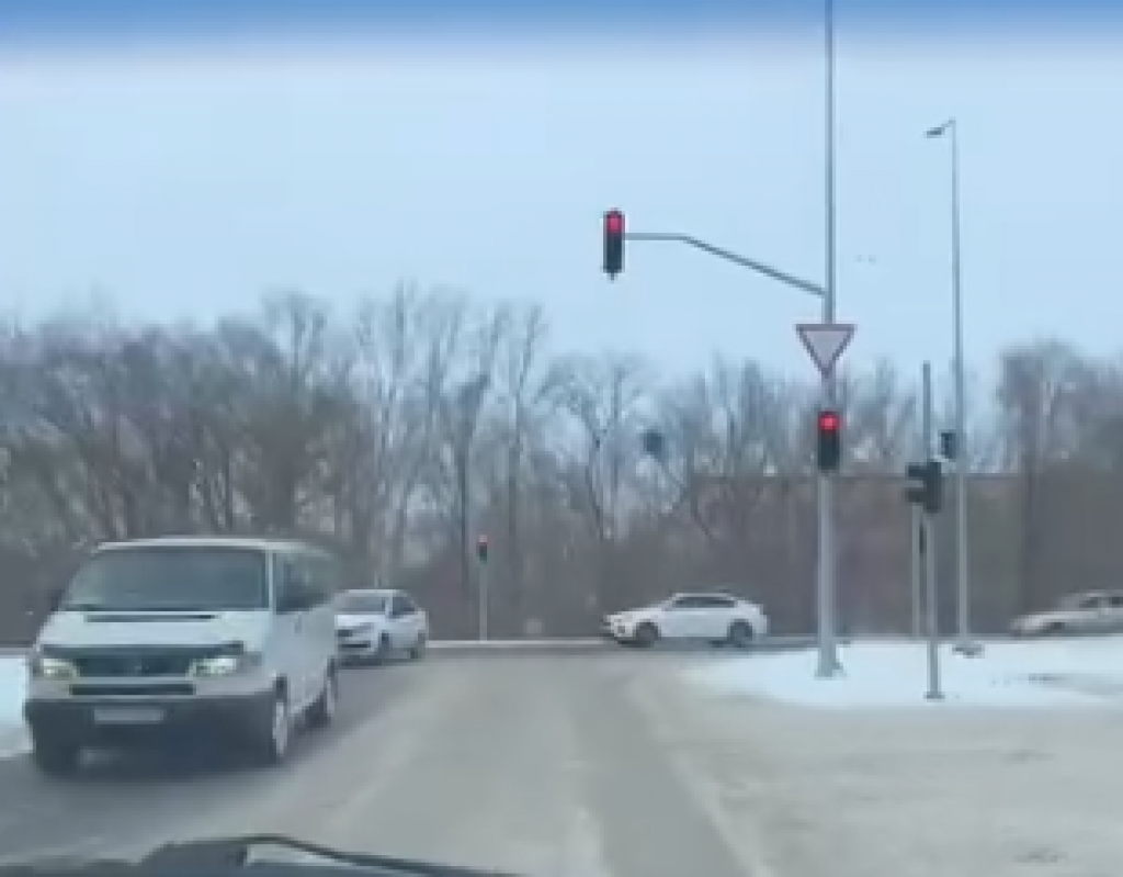 На одном из перекрёстков Караганды отсутствует знак стоп-линии