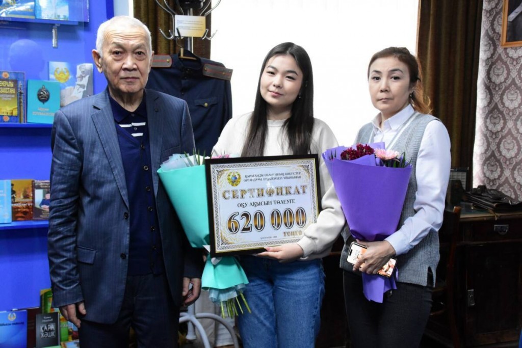 Дочери погибшего полицейского оплатили учебу в университете в Карагандинской области