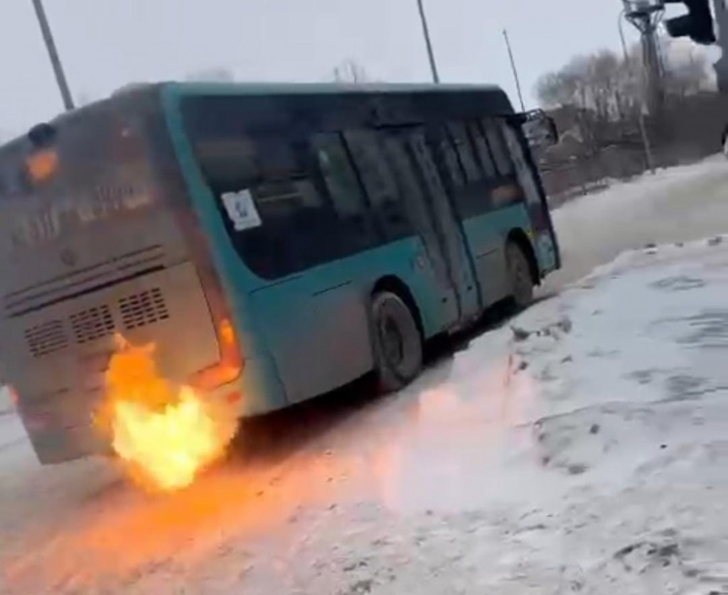 Огнедышащий дракон: автобус с языками пламени из глушителя ездил по Караганде