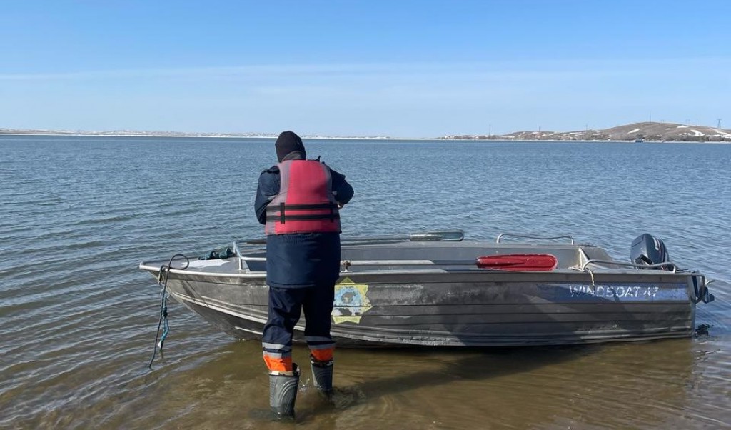 В Абайском районе продолжают искать пропавшего рыбака