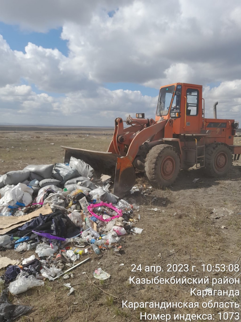 В Караганде начали очищать от мусора территорию одного из снегоскладов раньше, чем планировалось