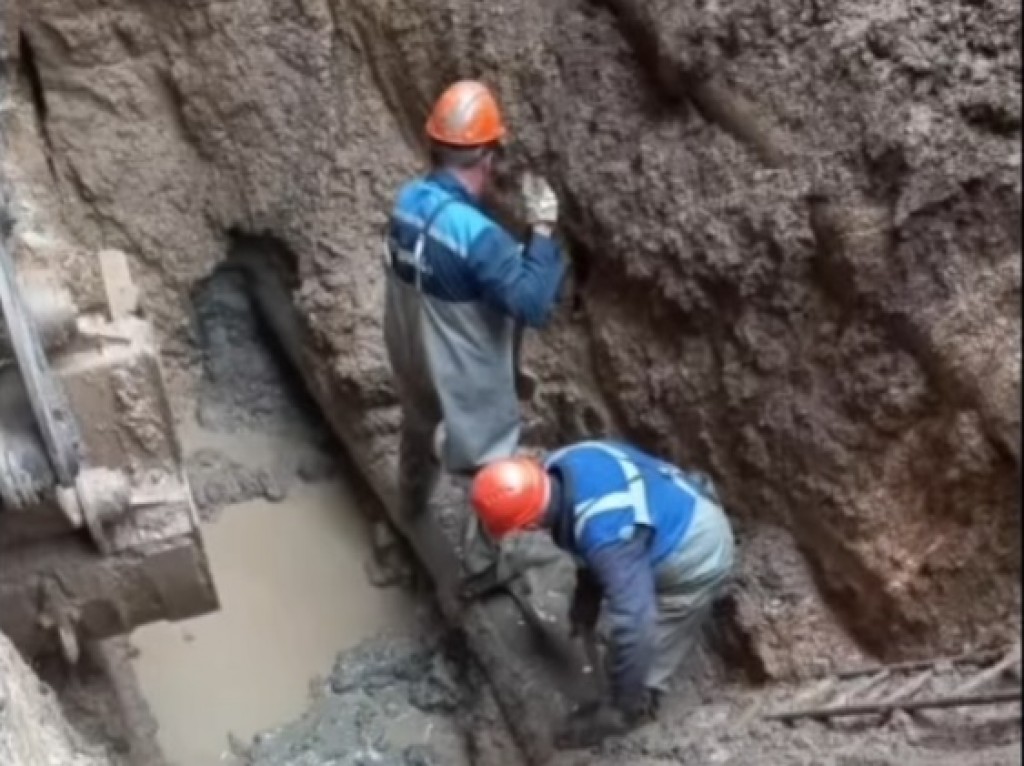 В Караганде улицу Лободы открыли для проезда после канализационной аварии