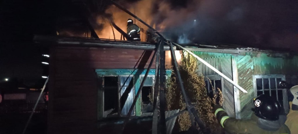 Женщина погибла во время пожара в частном доме в Караганде