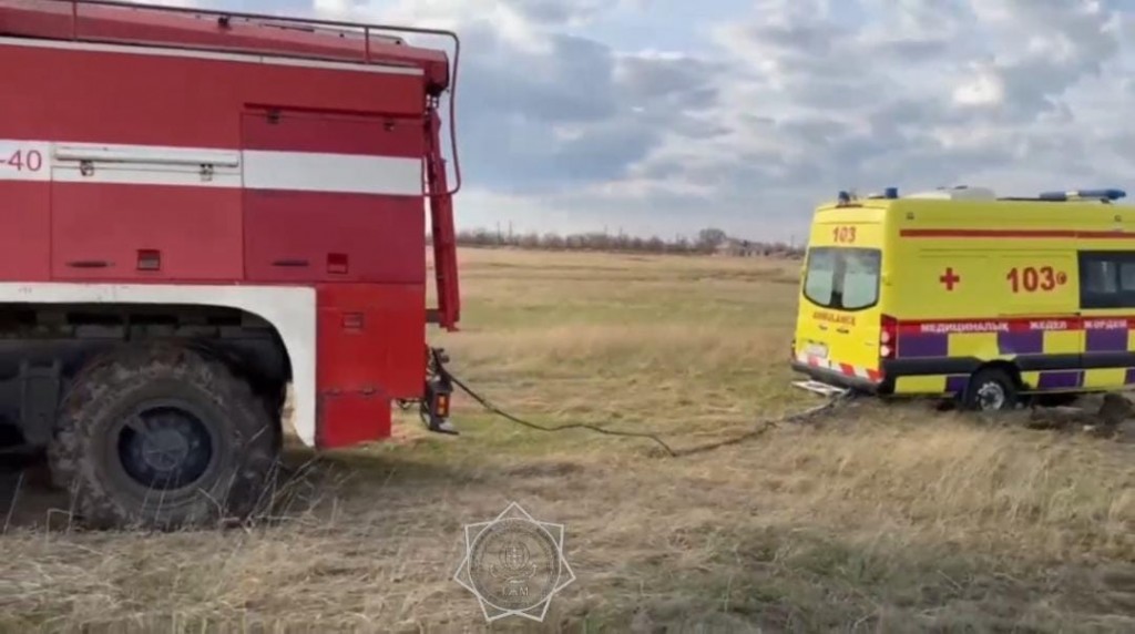 Из грязевой ловушки вызволили «скорую» и легковушку спасатели в Карагандинской области