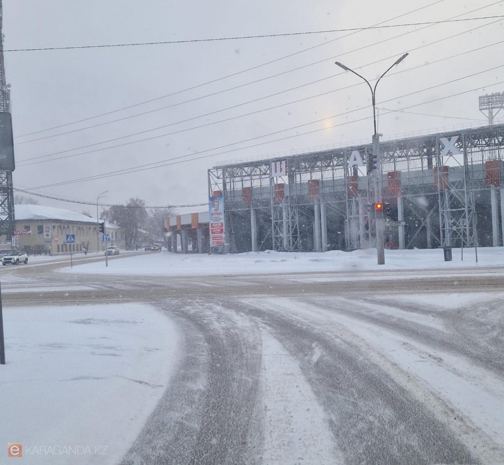 Заснеженные дороги убирают в Караганде