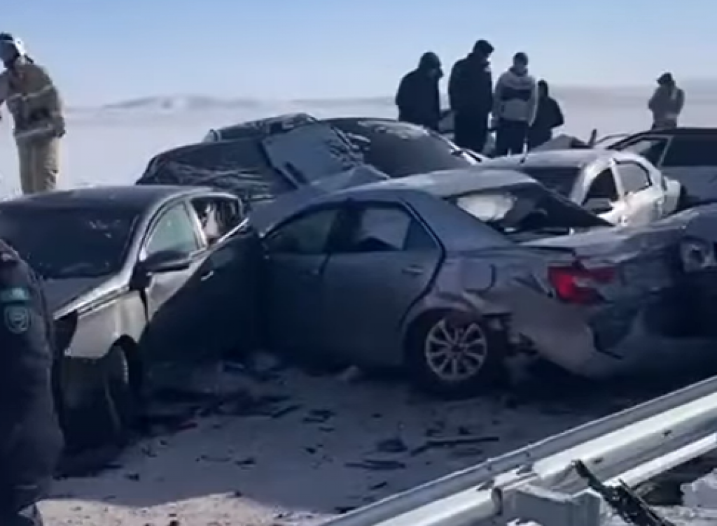 На трассе Караганда – Балхаш столкнулись 19 автомобилей