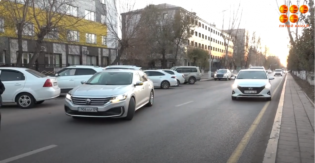 Невозможно проехать: в часы пик возле парковки на Назарбаева, 35 образуются пробки