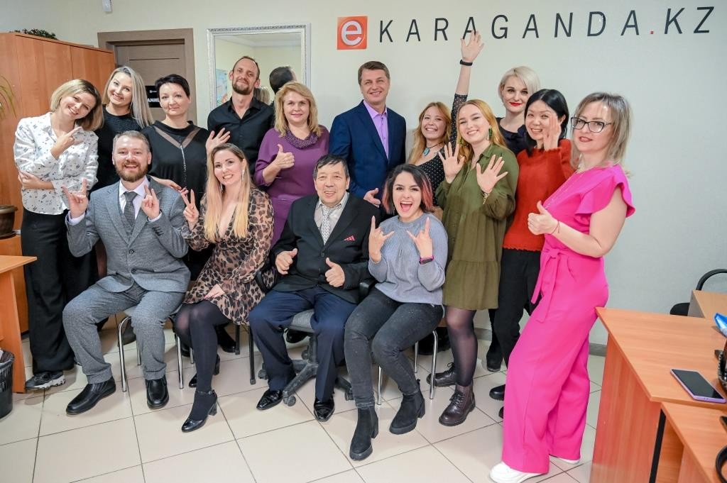 Ешка поздравляет своих читателей с Новым годом!