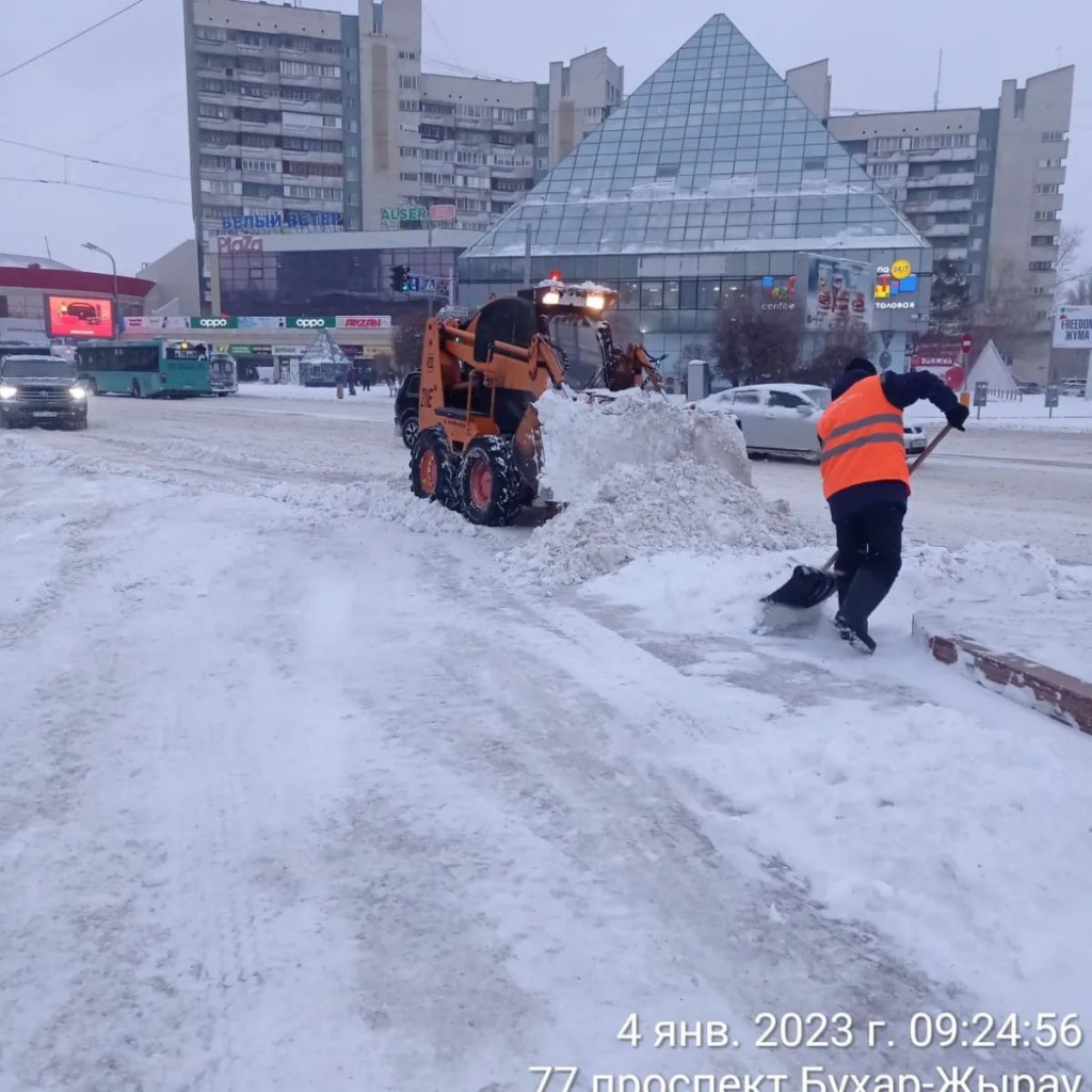 Сегодня в Караганде очисткой дорог от снега занимаются 160 человек