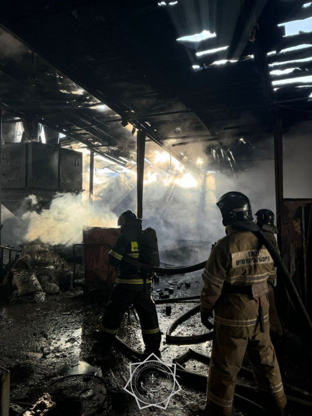 Сгорели крыши: три похожих пожара произошли в Карагандинской области за сутки