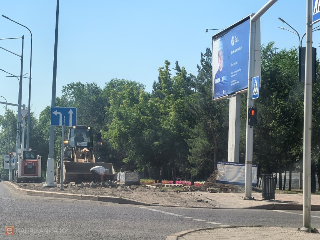 На площади Гагарина в Караганде заменят брусчатку и бордюры