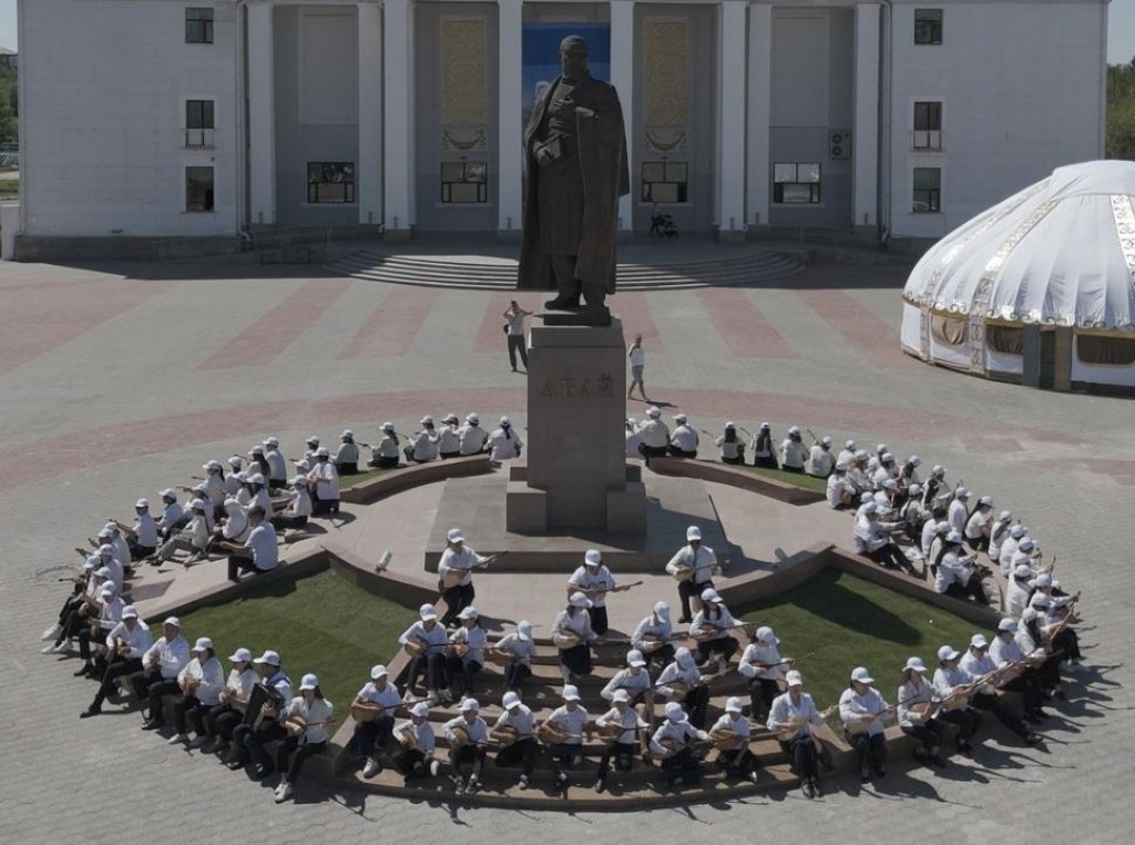 180 домбристов к 180-летию Абая Кунанбаева исполнили кюй на центральной площади города Абая