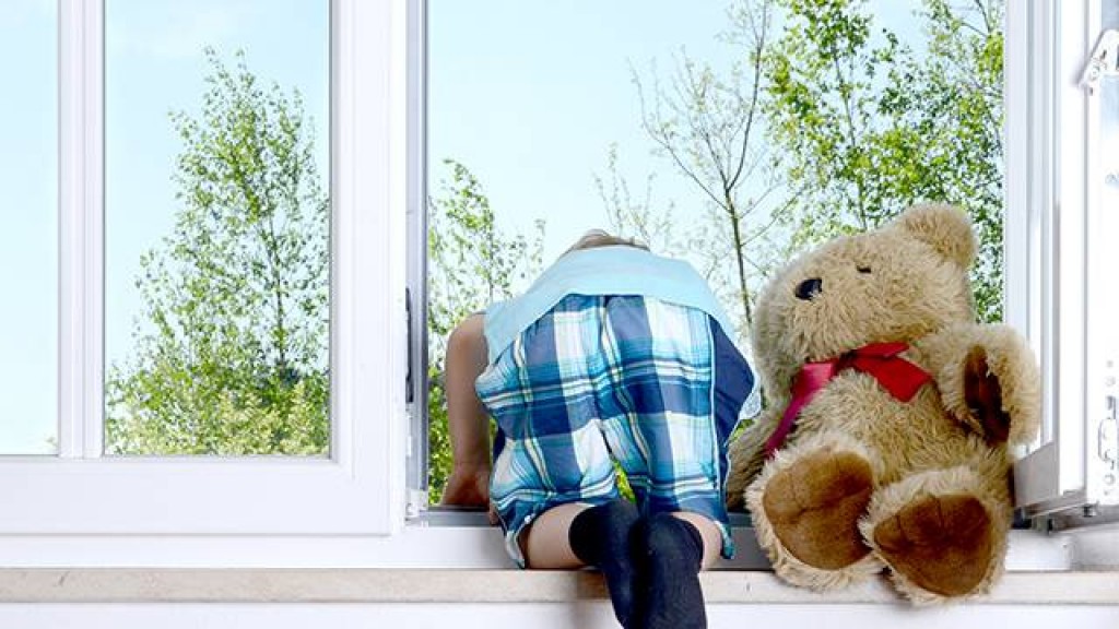 В посёлке Актас из окна пятиэтажки выпал ребёнок