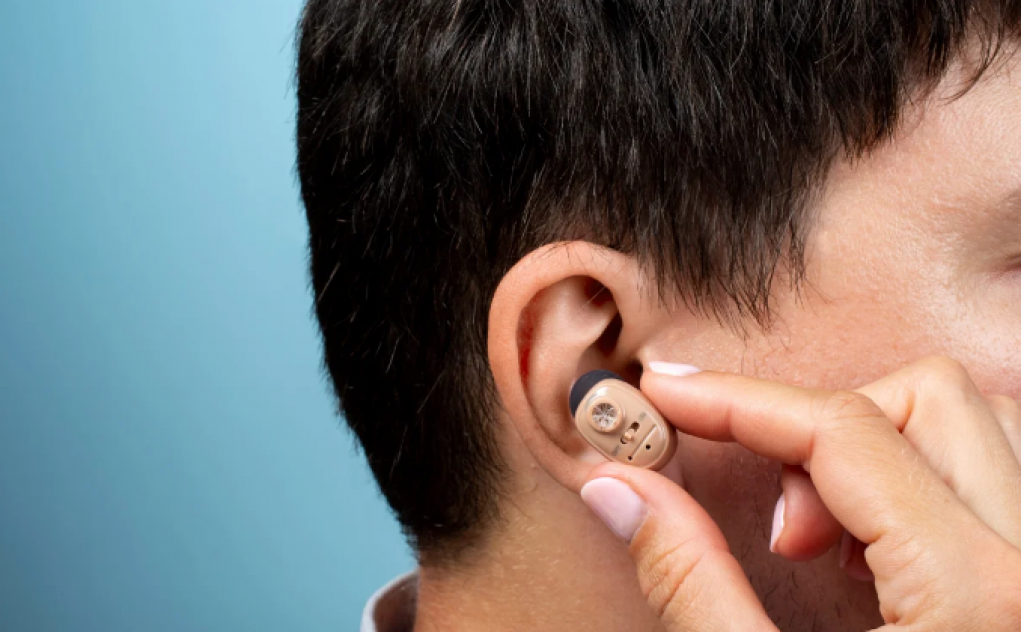 Даже без инвалидности: кто в Казахстане может получить бесплатные слуховые аппараты