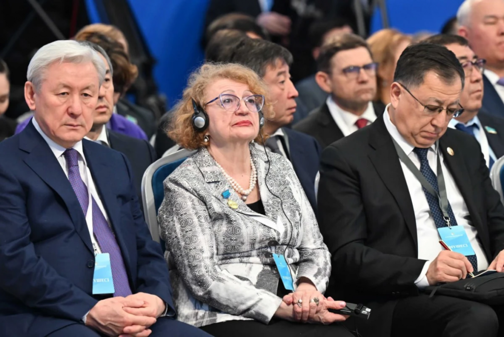 Токаев призвал принять меры против оскорблений и фейков в соцсетях